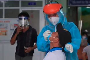 Personal médico aplica pruebas de coronavirus en Vietnam