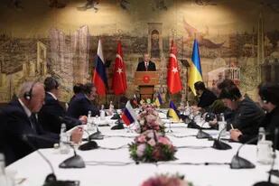 En esta imagen proporcionada por la presidencia de Turquía, el presidente de Turquía, Recep Tayyip Erdogan, en el centro, ofrece un discurso para recibir a las delegaciones rusa, a la izquierda, y ucraniana, a la derecha, antes de sus negociaciones en Estambul, Turquía, el martes 29 de marzo de 2022. (Presidencia de Turquía via AP)
