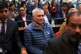 Lázaro Báez, en una de las audiencias por el caso Vialidad; Cristina Kirchner, en el fondo