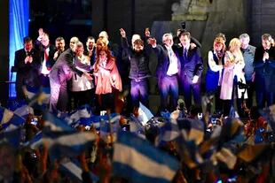 Alberto Fernández y Cristina Kirchner junto a gobernadores y candidatos en Rosario