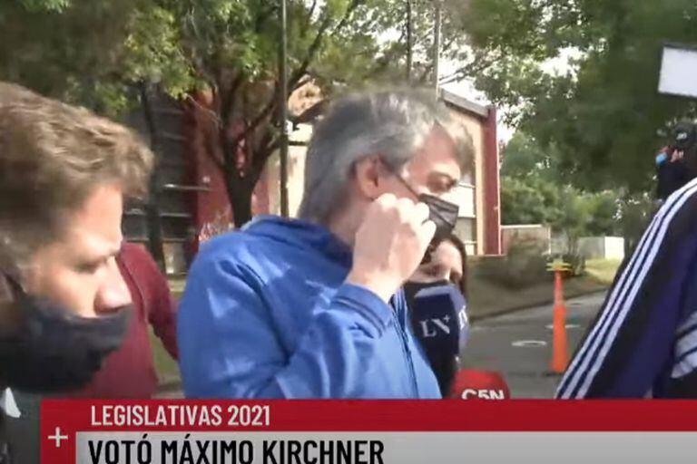 Máximo Kirchner, en diálogo con la prensa tras salir de la escuela platense en la que emitió su voto