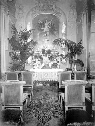 El oratorio privado de Adelia Harilao de Olmos estaba ubicada en el centro del segundo piso, pero la nunciatura la cambió de lugar; hoy solo se conservan algunos mármoles