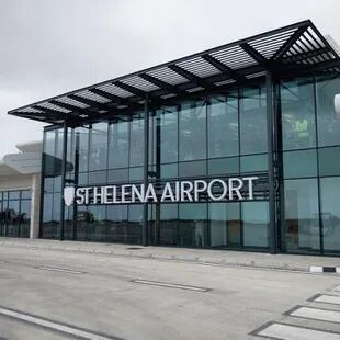 Con ventanales de vidrio y un gran cartel de letras blancas, así luce hoy el aeropuerto de Santa Helena