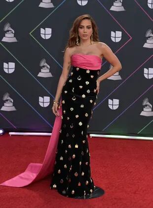 La cantante brasileña Anitta en los Latin Grammy 2021, con un vestido corte sirena en dos tonos