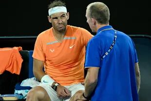 Rafael Nadal tras lesionarse y ser atendido por un fisioterapeuta del Australian Open