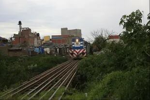 Un tren de Ferrosur que llega de la estación Sola, de Barracas. Atraviesa la isla y sigue rumbo a Bahía Blanca