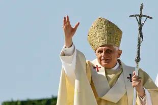 El papa Benedicto XVI saluda a peregrinos tras concluir una misa papal en el campo Islinger, el 12 de septiembre de 2006, en Regensburg, en el sur de Alemania