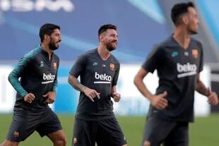 Messi, entre su amigo Suárez y Busquets, antes de la derrota en Lisboa