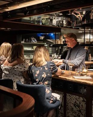 Gordon Ramsay posee más de 30 restaurantes y bares alrededor del mundo, por los que ha recibido 17 estrellas Michelin que premian la calidad y el servicio