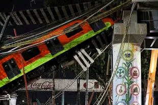 Al menos 23 muertos y 70 heridos tras caer un tren en la Ciudad de México