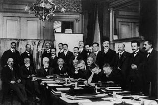 Marie fue la única mujer en el primer congreso Solvay, celebrado en 1911. También estuvieron su amigo Einstein y su amante Langevin.