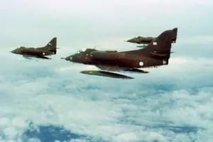El último ataque de los “halcones” en Malvinas que estuvo a punto de descabezar al Estado Mayor británico
