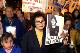 La abuela de Walter pide justicia, en una marcha en el año 2000