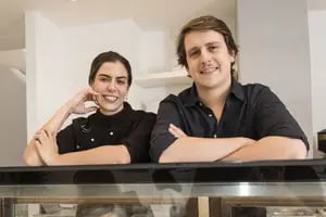 Es hijo de dos famosos, escapa de las cámaras pero ahora junto a su novia presenta su emprendimiento