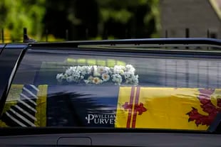El ataúd con el cuerpo de la reina Isabel II sale del Palacio de Balmoral en Escocia, el domingo 11 de septiembre de 2022. 