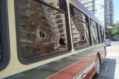 Avenida Córdoba: un conductor rompió a palazos las ventanillas de un colectivo