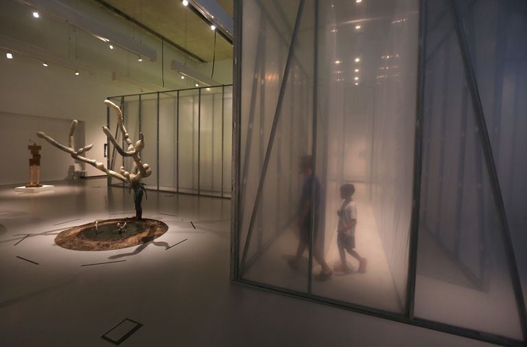 La Bienalsur desembarcó en el Museo Mar con la exposición "Destino Del balneario al cosmos", que apunta a la responsabilidad social a través del arte y la cultura