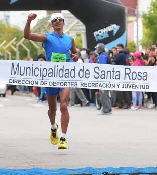 Cristian Mohamed ganando la maratón