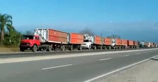 En Concepción, Tucumán, camiones de caña de azúcar aguardaban en los últimos días por la carga de gasoil