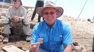 El arqueólogo Dr. Scott Stripling con la "tabla maldita" en la mano (Foto: Times of Israel)
