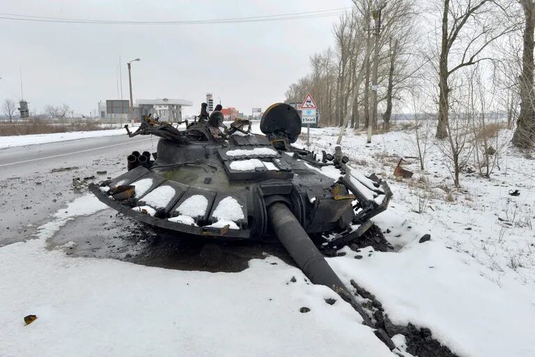 Un fragmento de un tanque ruso destruido se ve en el borde de la carretera en las afueras de Kharkiv el 26 de febrero de 2022, tras la invasión rusa de Ucrania. 