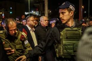 El primer ministro israelí Benjamin Netanyahu visita el sitio del ataque acompañado por el Ministro de Seguridad Itamar Ben-Gvir