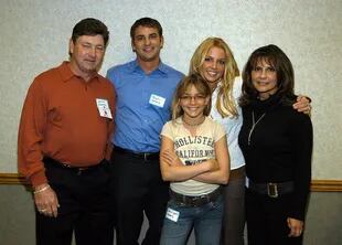 Britney Spears con su familia en el año 2003. De izda. a dcha.: Jamie Spears, Bryan Spears, Jamie-Lynn Spears, Britney Spears y Lynne Spears