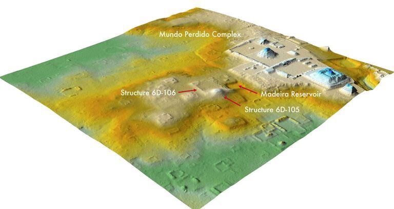 Un análisis lidar reciente reveló que un área que alguna vez se asumió como colinas naturales, en el centro, cerca del complejo del Mundo Perdido de Tikal, a la derecha, es en realidad una ciudadela en ruinas de 1.800 años de antigüedad