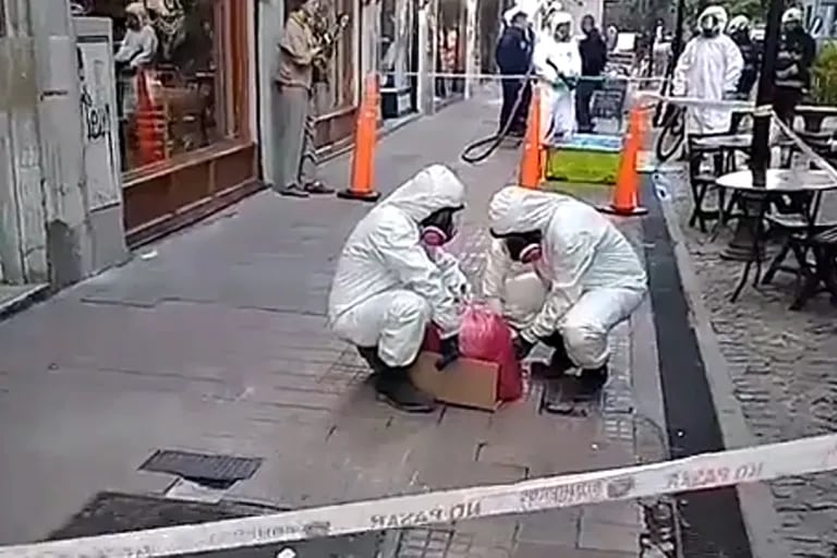 They try to contain the leakage of sulfuric acid in the microcentro