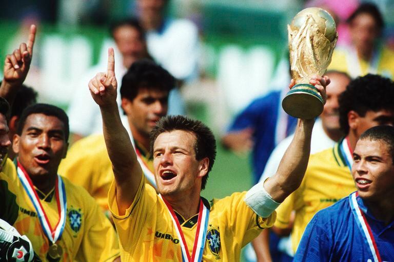 Brasil campeón del mundo 1994, en Pasadena, después de 24 años sin títulos... La Copa en manos del capitán, Dunga, acompañado por Mauro Silva y una estrella que aparecía: Ronaldo 