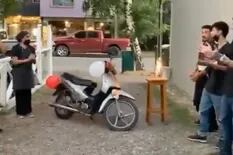 Sus compañeros de trabajo le regalaron una moto para que no camine 14 kilómetros