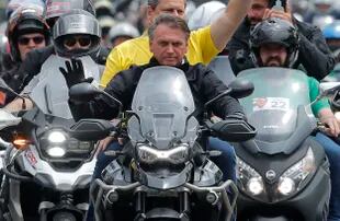 Bolsonaro, al frente de la caravana de motos, ayer, en San Pablo