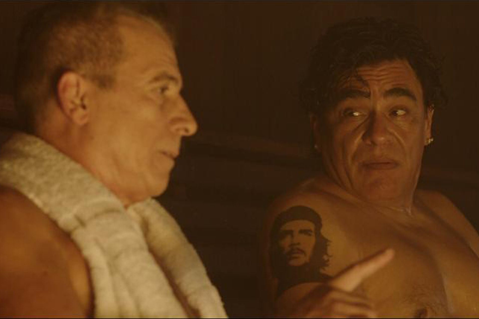 Carlos Ferro Viera (Gerardo Romano) y Diego Maradona (Juan Palomino), en una acción de la serie de Amazon
