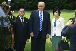 El general Kim Yong-chol junto a Donald Trump