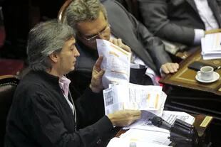 Máximo Kirchner y Rossi, con tarifas en las manos durante el debate