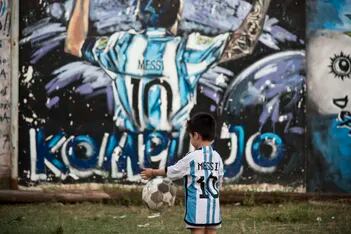 Los murales de Lionel Messi en Rosario: desde el homenaje en la escuela de su infancia hasta la creación en curso en el sur de la ciudad