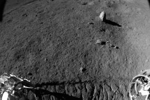 El róver chino Yutu-2 realizó uno de los descubrimientos más importantes de su misión al hallar una “inusual” piedra de forma alargada que sobresale del suelo