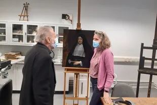 El historiador Christopher Wright y Pippa Balch, conservadora del Instituto de Arte Courtauld, junto al cuadro que esta semana reveló que era un Van Dyck
