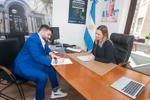 Diego Jr. firma la documentación; oficialmente es ciudadano argentino. (Prensa Consulado argentino en Roma)