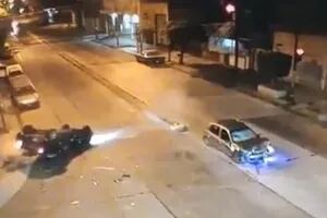 Cruzó un semáforo en rojo a alta velocidad e hizo volcar a otro auto por el violento choque