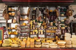Entre 100 y 120 variedades de quesos se ofrecen en el negocio.