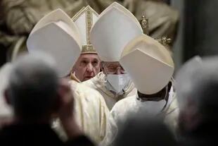 El Papa Francisco se va después de celebrar la Misa de Pascua en la Basílica de San Pedro