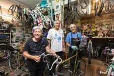 Abrió una bicicletería que fue la alegría del niño Carlitos Balá, y muchos más, desde los años 40