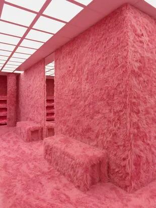 Desde el piso hasta los bancos para sentarse están tapizados con piel falsa rosa