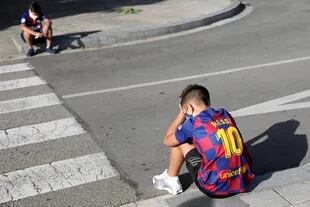 El desconsuelo de jóvenes hinchas; Messi se aleja de Barcelona