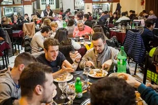 En el bodegón del Club Gimnasio Chacabuco el menú ofrece desde tortillas de papa hasta milanesas