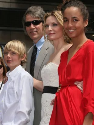 Michelle Pfeiffer junto a su marido David y sus hijos Claudia y Johnn, cuando recibió la estrella en el Paseo de la Fama de Hollywood en 2007