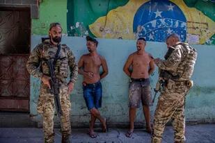 Fuerzas especiales hacen controles de documentos durante el operativo en Jacarezinho