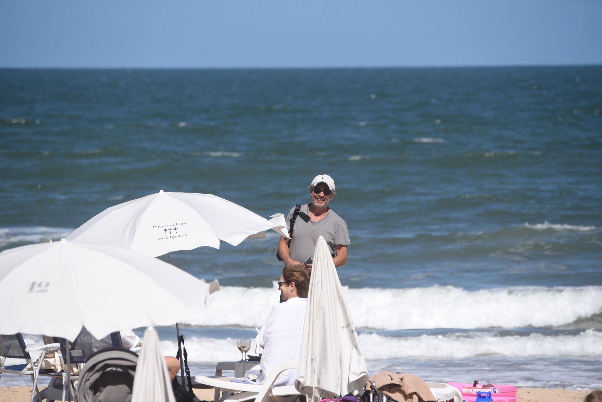 El actor disfrutó de la tarde en la playa cerca del exclusivo country en el cual se hospeda