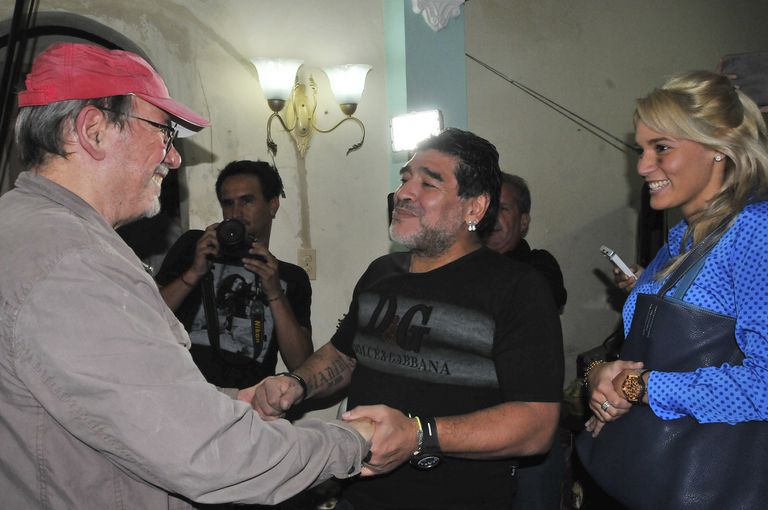 Años después de aquella estadía del año 2000 y posteriores, Maradona visitó con Rocío Oliva al cantante cubano Silvio Rodríguez.